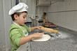 Foto: Un pequeño cocinero muy divertido en la cocina Un pequeño cocinero muy divertido en la cocina