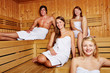 Leute in einer gemischten Sauna