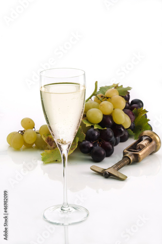 Photo: Calice di vino bianco e uva - Glass of white wine Calice di vino bianco e uva - Glass of white wine