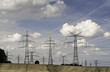 Agrarlandschaft mit Hochspannungsleitungen
