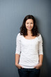 portrait vor grauer wand