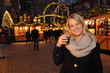 Junge Frau auf Weihnachtsmarkt