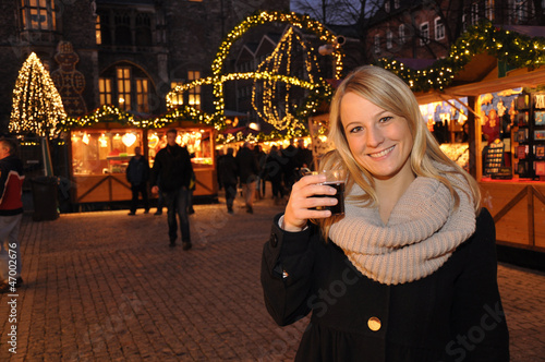 Photo: Junge Frau auf Weihnachtsmarkt Junge Frau auf Weihnachtsmarkt