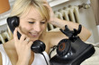 Foto: Junge Frau beim Telefonieren Junge Frau beim Telefonieren