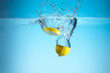 Zitrone ins Wasser geworfen