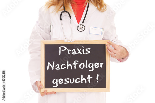 Photo: Ärztin mit Schild - Praxis Nachfolger gesucht Ärztin mit Schild - Praxis Nachfolger gesucht