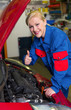 Frau als Mechaniker in Auto Werkstatt