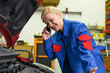 Frau als Mechaniker in Auto Werkstatt