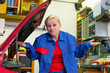 Frau als Mechaniker in Auto Werkstatt