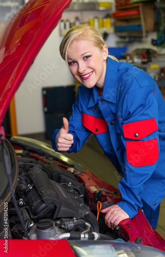 Photo: Frau als Mechaniker in Auto Werkstatt Frau als Mechaniker in Auto Werkstatt