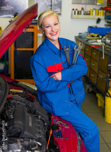 Photo: Frau als Mechaniker in Auto Werkstatt Frau als Mechaniker in Auto Werkstatt
