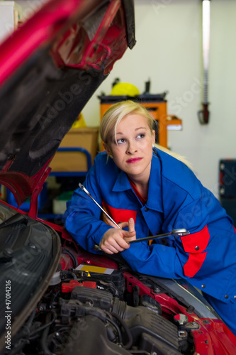 Photo: Frau als Mechaniker in Auto Werkstatt Frau als Mechaniker in Auto Werkstatt