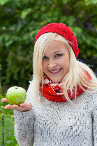 Photo: Frau mit Apfel. Vitamine im Herbst Frau mit Apfel. Vitamine im Herbst