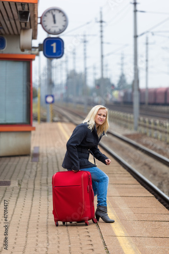 Photo: Frau wartet auf Bahnhof auf ihren Zug Frau wartet auf Bahnhof auf ihren Zug