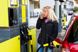Frau beim tanken auf Tankstelle