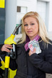 Frau beim tanken auf Tankstelle
