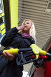 Frau beim tanken auf Tankstelle