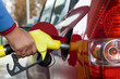 Frau beim tanken auf Tankstelle