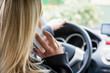Frau telefoniert im Auto