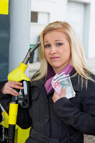 Photo: Frau beim tanken auf Tankstelle Frau beim tanken auf Tankstelle