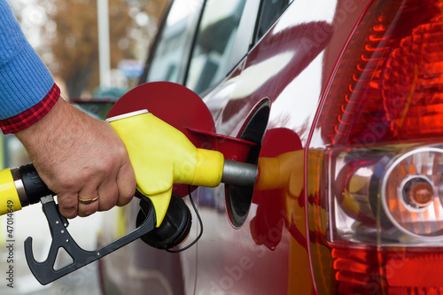 Photo: Frau beim tanken auf Tankstelle Frau beim tanken auf Tankstelle