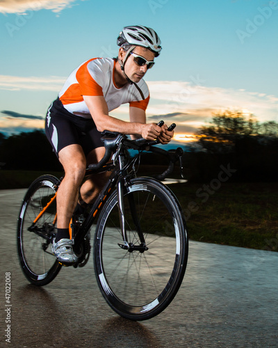 Photo: Triathlet auf dem Fahrrad Triathlet auf dem Fahrrad