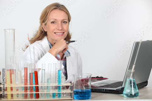 Photo: Woman in laboratory Woman in laboratory