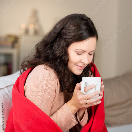 Photo: frau wärmt sich mit einer tasse tee frau wärmt sich mit einer tasse tee