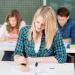 studentin schreibt mit
