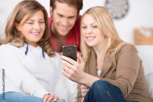 Photo: freunde schauen auf handy freunde schauen auf handy