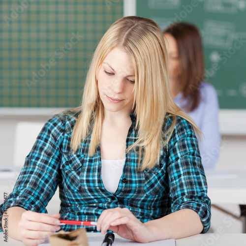 Photo: besorgte studentin in der uni besorgte studentin in der uni