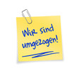 Gelber Notizzettel mit Büroklammer - Wir sind umgezogen