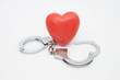 Herz und Handschellen