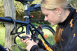 Junge Frau schließt Fahrrad ab