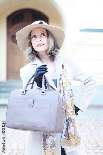 Photo: Dame mit stilvoller Kleidung und Tasche Dame mit stilvoller Kleidung und Tasche