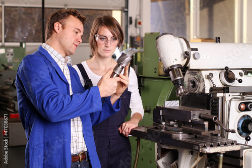 Photo: Ausbilder leitet an Ausbilder leitet an