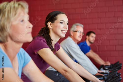 Photo: Junge Frau beim Spinningkurs Junge Frau beim Spinningkurs
