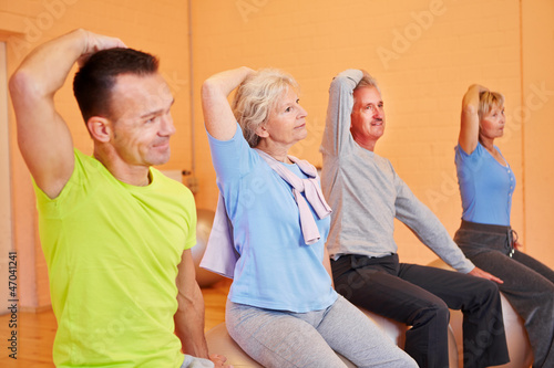 Photo: Senioren dehnen sich im Fitnesscenter Senioren dehnen sich im Fitnesscenter