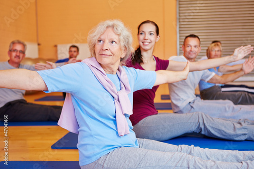 Photo: Seniorin bei Rückenschule im Fitnesscenter Seniorin bei Rückenschule im Fitnesscenter