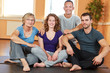 Gemischte Gruppe sitzt im Fitnesscenter