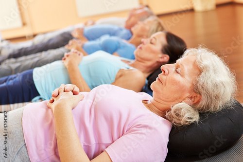 Photo: Senioren entspannen im Fitnesscenter Senioren entspannen im Fitnesscenter