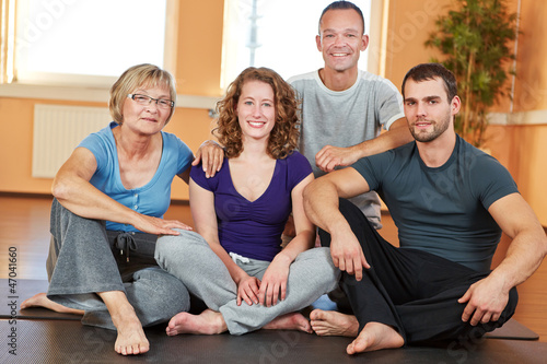 Photo: Gemischte Gruppe sitzt im Fitnesscenter Gemischte Gruppe sitzt im Fitnesscenter