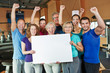 Jubelnde Gruppe macht Werbung für Fitnesscenter