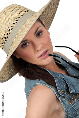Photo: Flirtatious brunette wearing straw hat Flirtatious brunette wearing straw hat
