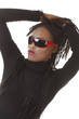 Afrikanerin mit Sonnenbrille schaut selbstbewußt