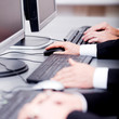 hände mit tastatur bildschirm maus in einem büro
