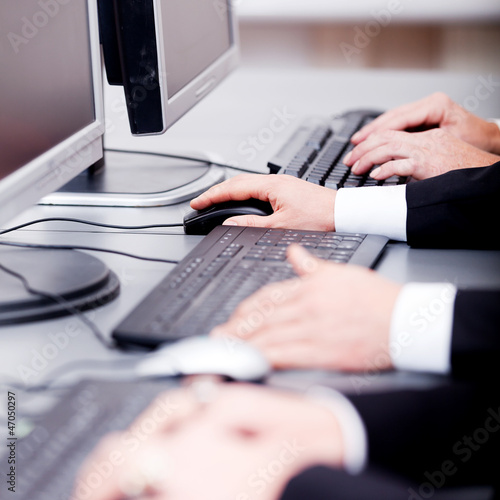 Photo: hände mit tastatur bildschirm maus in einem büro hände mit tastatur bildschirm maus in einem büro