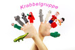 Gestrickte Fingerpuppen an zwei Händen