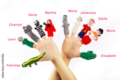 Photo: Gestrickte Fingerpuppen an zwei Händen Gestrickte Fingerpuppen an zwei Händen
