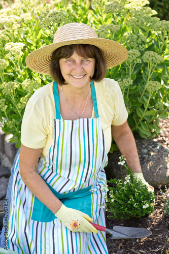 Photo: Frau bei der Gartenarbeit Frau bei der Gartenarbeit